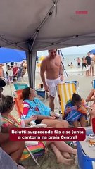 Cantor sertanejo surpreende fãs e se junta a cantoria na praia Central