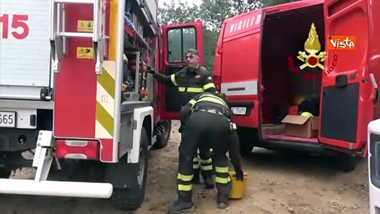 I vigili del fuoco recuperano un cane caduto in una cavit? rocciosa