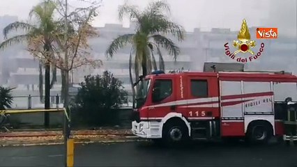 Download Video: Incendio autorimessa a mezzo cammino, ecco le operazioni di spegnimento dei Vigili del Fuoco