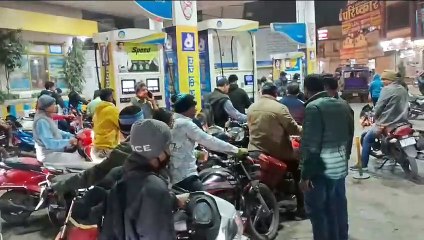 सड़कों पर उतरे वाहन चालक, आमजन पर पड़ा असर