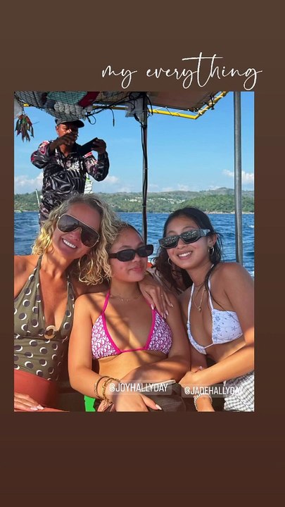 C'est une belle surprise qu'a réservée Laeticia Hallyday à ses deux filles Jade et Joy. Le 25 décembre, elles ont quitté Paris en s'envolant pour la Thaïlande. Laeticia Hallyday et ses filles Jade et Joy en Thaïlande.