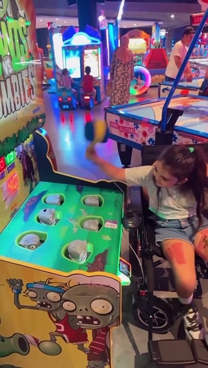 6 Şubat depreminde 90 saat enkaz altında kalan minik Hilal, eski futbolcu Hakan Balta’nın eşi Derya Balta’nın da desteği ile tekrar yürümeye başlamış ☺