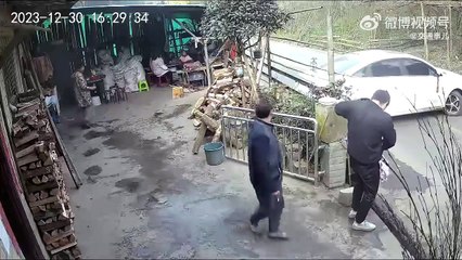 Bon karma face à une voiture folle...