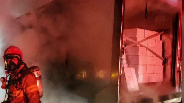 대구부산고속도로 달리던 냉동탑차 화재...차량 전소 / YTN