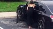 Elle se retrouve avec un pneu crevé et tente de le gonfler avec une pompe (Vidéo)