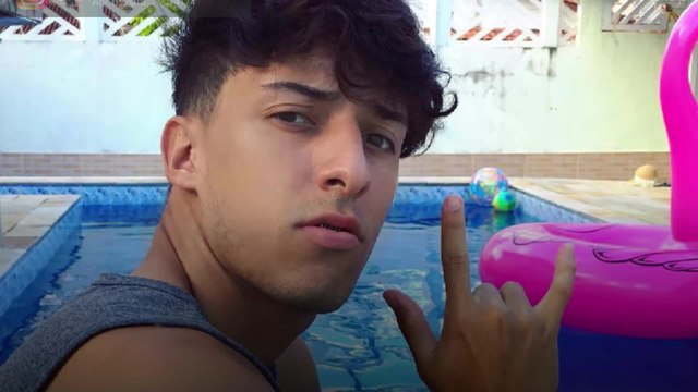 Voici - Mort de l’influenceur Henrique Medeiros à 26 ans, son corps retrouvé enterré dans le jardin de ses amis