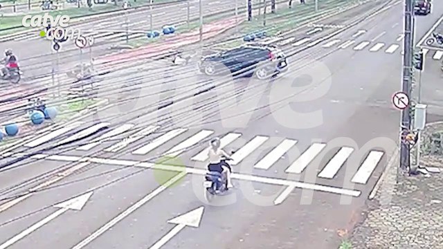 Câmera flagra acidente que deixou motociclista ferido no Centro