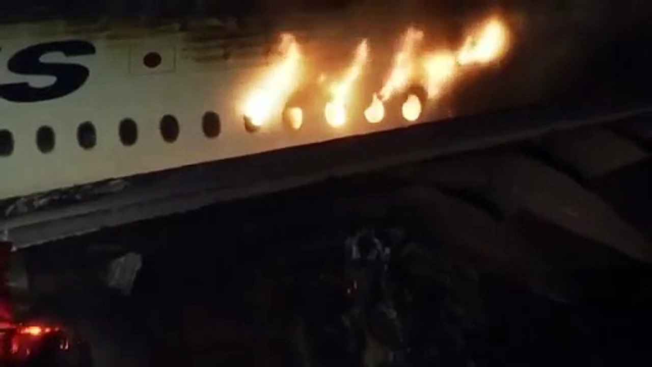 Japon : crash à l'aéroport de Haneda à Tokyo Un avion de la compagnie Japan Airlines a percuté  un avion sur la piste d'atterrissage  Bilan : 5 morts.