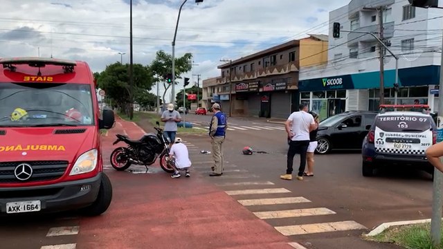 Jovem fica ferido ao se envolver em batida entre carro e moto em Cascavel