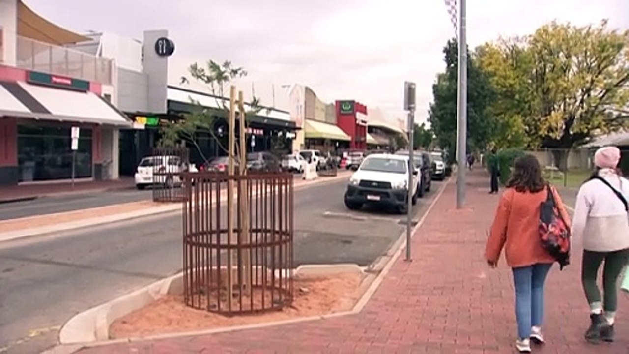 NT Police investigating after 19-year-old man found dead on Undoolya Road near Alice Springs
