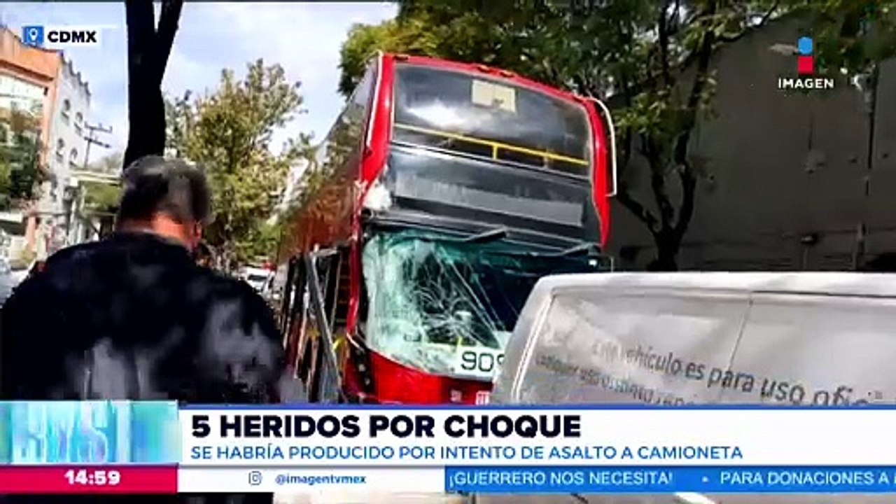Se registra choque en la CDMX entre Metrobús y una camioneta de paquetería