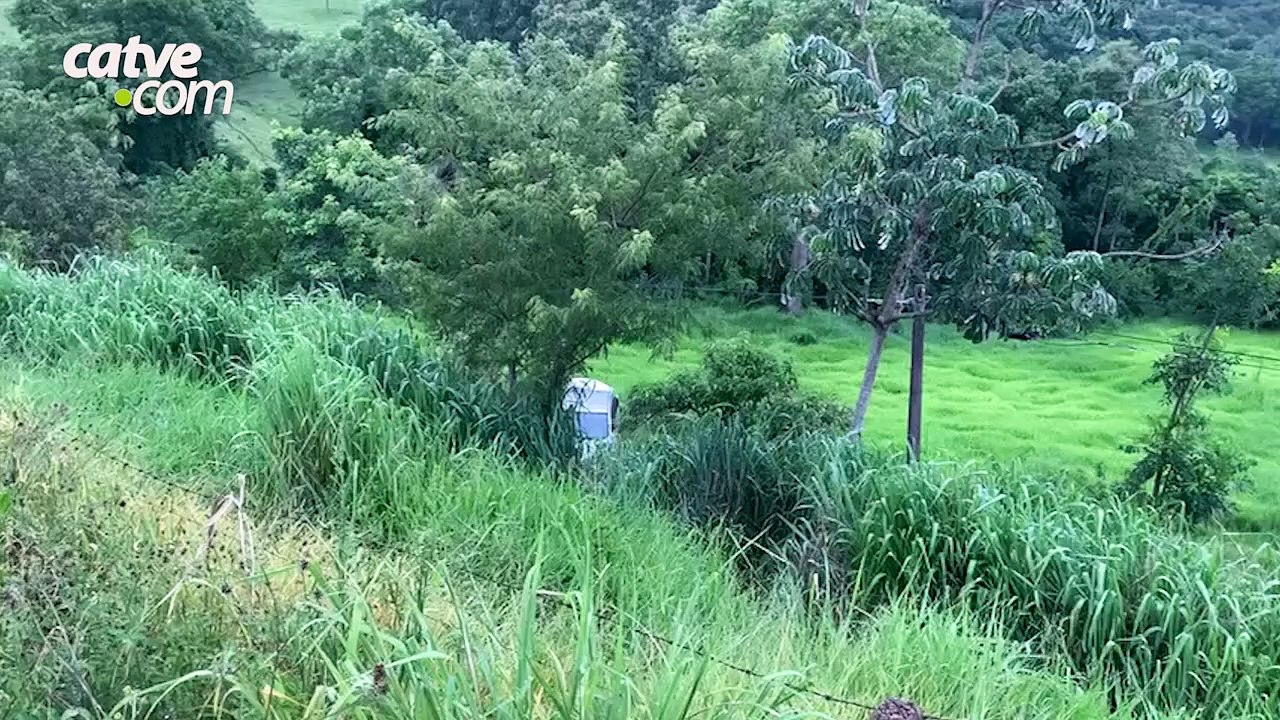 Carro sai da pista e cai em barranco às margens da BR-163 em Lindoeste