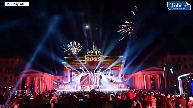 NEW YEAR_S LIGHT SHOW AND FIREWORKS AT THE BRANDENBURG GATE IN BERLIN