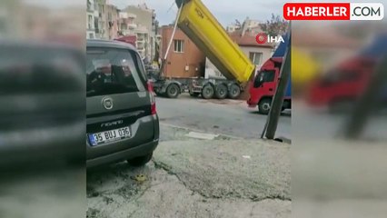 İzmir'de hafriyat kamyonunun devrilme anı kamerada