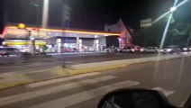 Largas filas de autos en la antesala de un nuevo aumento de combustibles en la Región