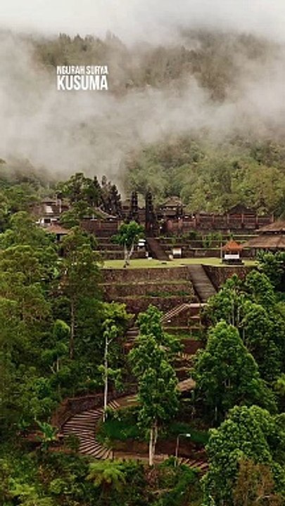 Dari Pura Pasar Agung Besakih Giri Tohlangkir Sinar Suci Dipancarkan Ke Seluruh Alam Semesta. Full Video https://youtu.be/XAqVNnd0xv8  #PuraPasarAgung #PasarAgungGiriTohlangkir #PasarAgungBesakih #PuraPasarAgungBesakih #Karangasem #Bali