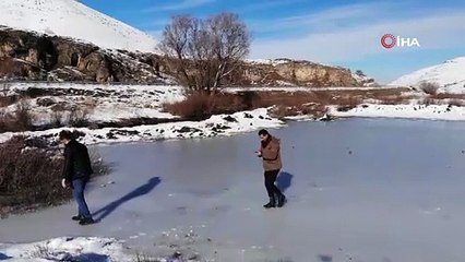 Donan göletlerin yüzeyinde halay çektiler