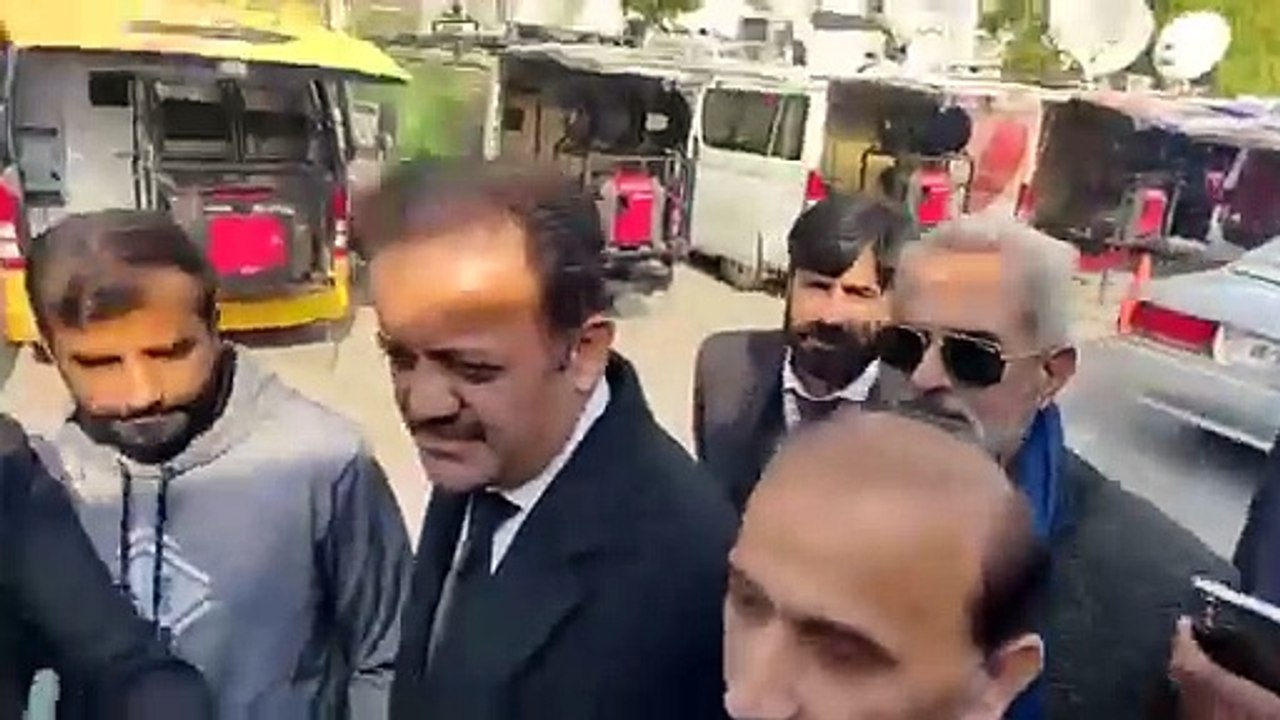 قاضی فائز عیسی کی بولتی بند کر دی | Qazi Faiz Isa speaking stop?... Qazi Faiz PTI lawyers asked strange questions... PTI lawyers made Faiz Isa helpless? See for yourself in the video