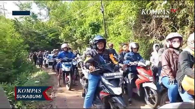 Diguyur Hujan Tebing Longsor Dan Menutup Jalan Raya