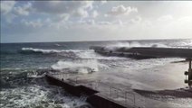 Bufera di vento alle Isole Eolie, le violente mareggiate sommergono i porticcioli