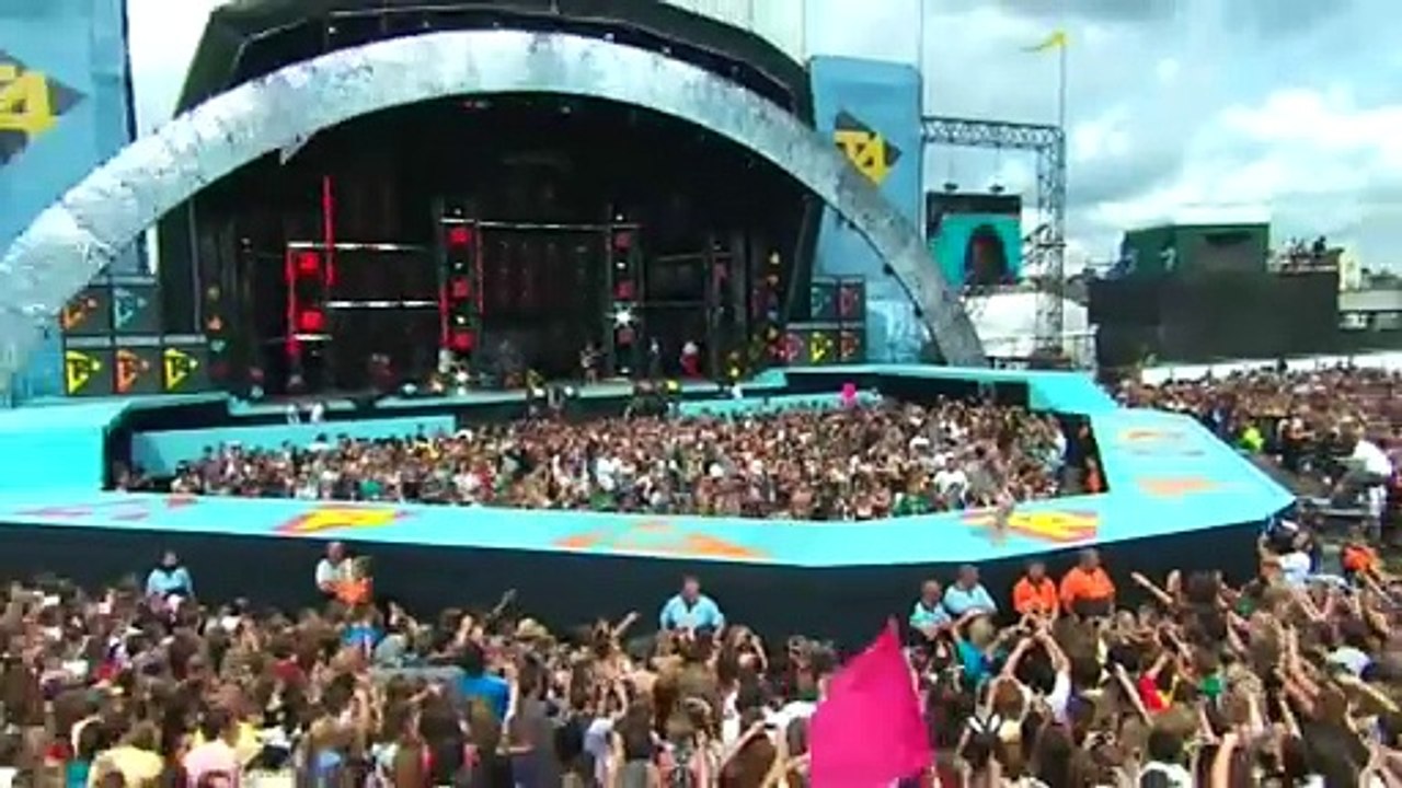 Sophie Ellis Bextor chante "Murder On The Dancefloor" en live