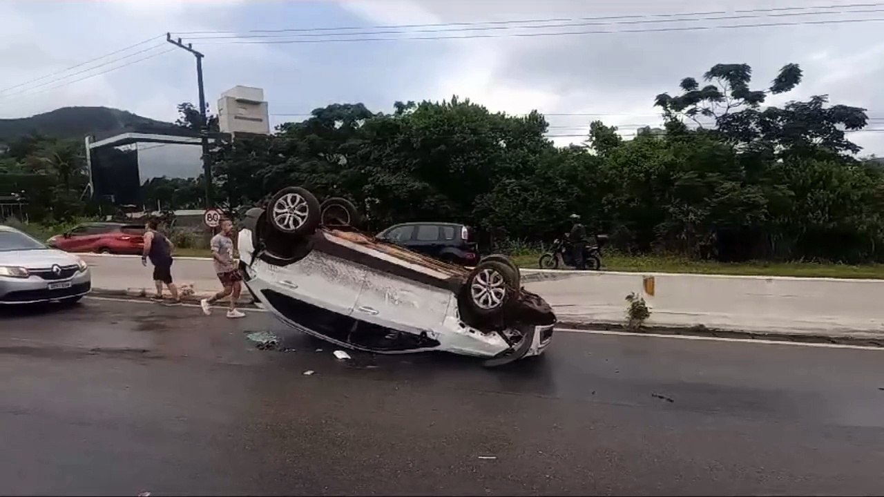 Carro capota e provoca lentidão no trânsito da...