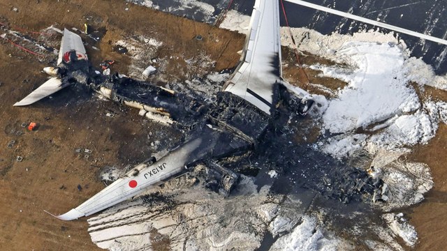 « J'étais mort de peur » : des rescapés de la collision d'avion au Japon témoignent