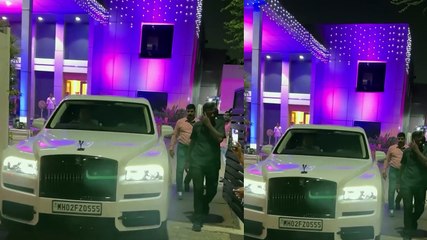 Shah Rukh Khan Hides Face With Hoodie As He Returns From New Year Vacay With Family