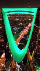 مواطن سعودي يعرض الزواج على فجر السعيد في مطار الكويت