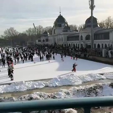 Ce couple de personnes âgées partage un moment féerique en dansant sur la glace à Budapest !