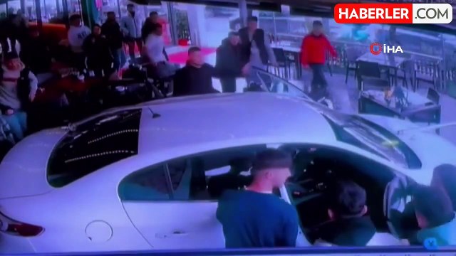 Fren yerine gaza basınca aracıyla kafe bahçesine daldı... O anlar kamerada -Kafe bahçesine aracıyla böyle girdi: 3 yaralı