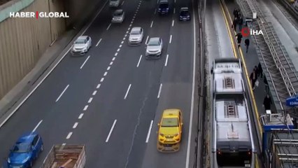 İstanbul’da görenler hayrete düştü: Metrobüsün üzerinde yolculuk yaptı