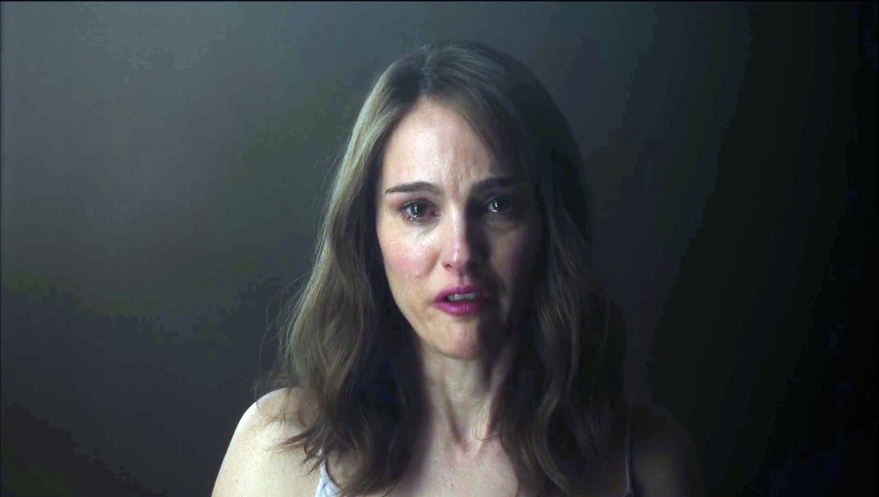 Natalie Portman playing Julianne Moore in May December