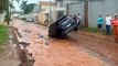 VÍDEO: Carros afundam em buraco durante fortes chuvas