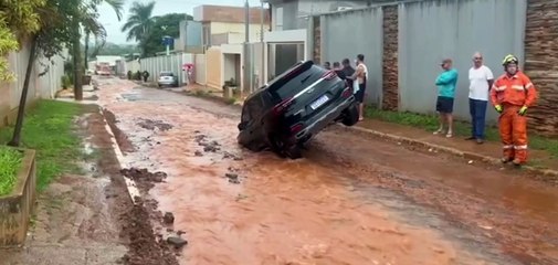 Download Video: VÍDEO: Carros afundam em buraco durante fortes chuvas