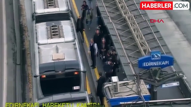 İstanbul'da Sosyal Medya Fenomeni Metrobüsün Üzerine Çıktı