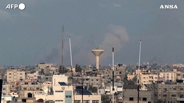 Gaza, nuvole di fumo si alzano sopra Khan Yunis
