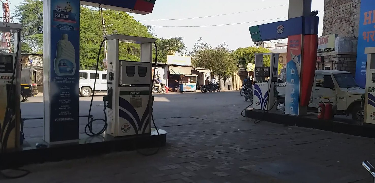 बाड़मेर में पम्प पर पेट्रोल खत्म, घरेलू गैस सिलेंडर नहीं मिला और सब्जियां महंगी