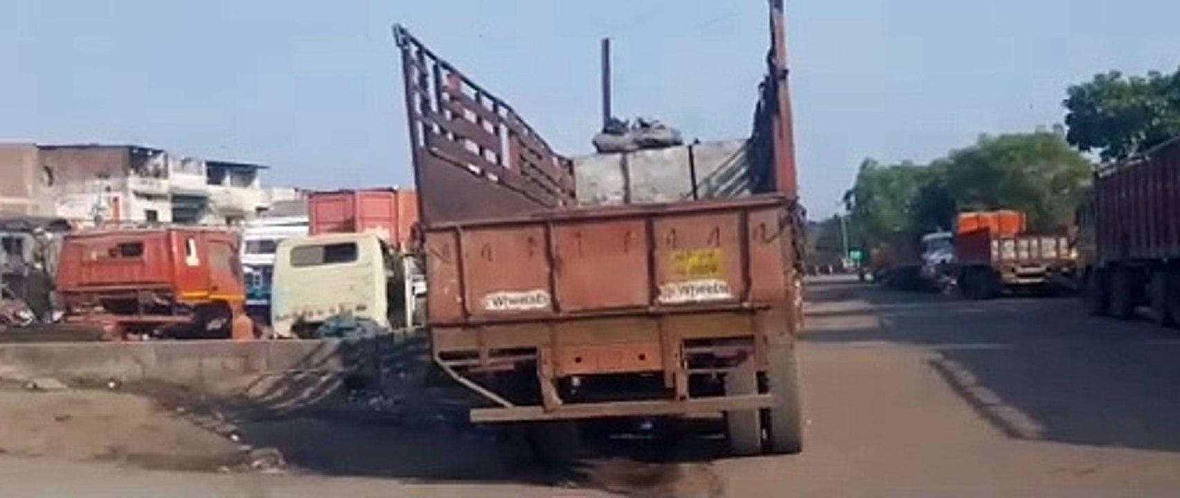 पार्किंग में डंप की जा रही रेत, गिट्टी, रोड पर खड़े हो रहे ट्रक- ट्राले