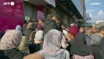 Gaza, lunghe attese all'unico sportello bancomat di Rafah