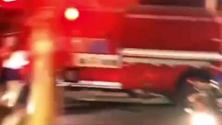 Jovens sobem em caminhão de bombeiros durante incêndio para dançar funk