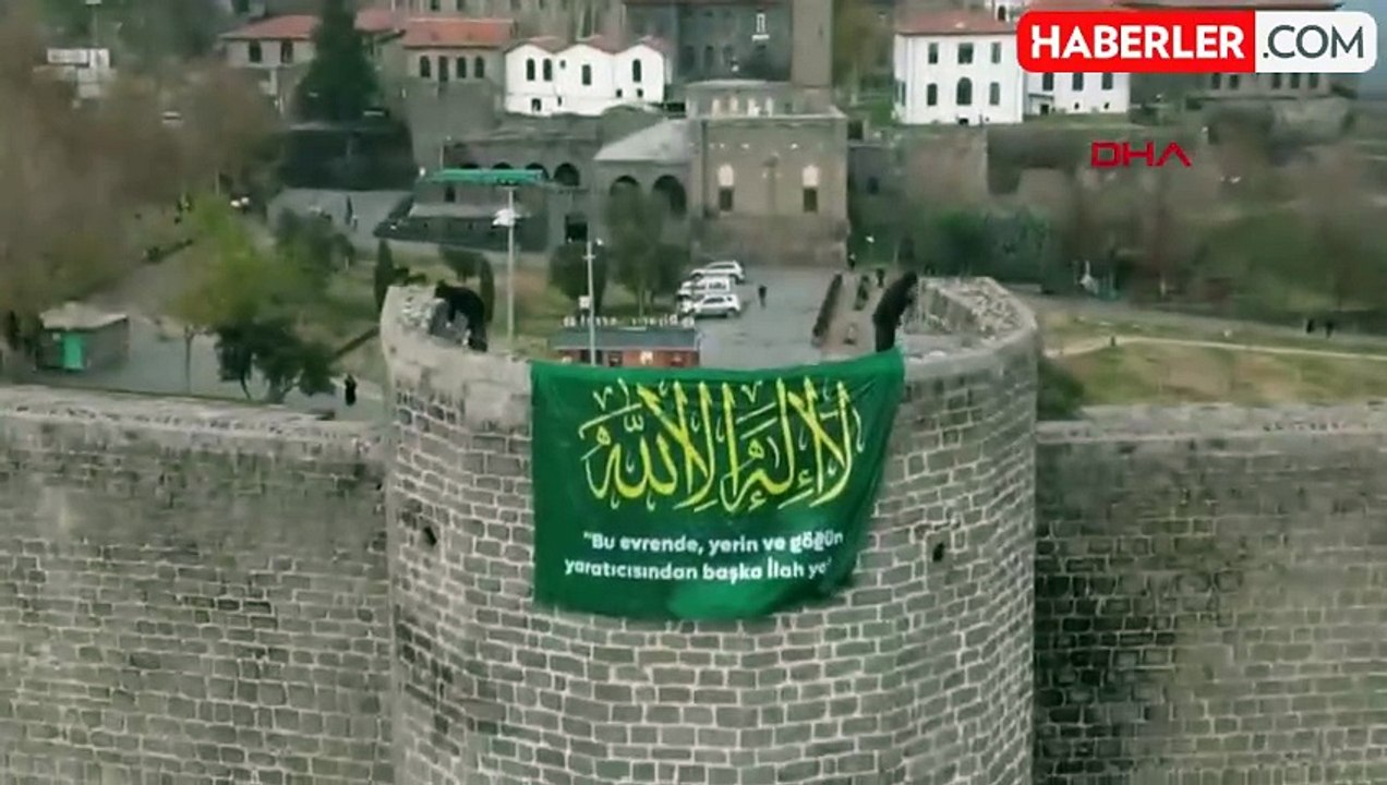 Diyarbakır'da AVM ve tarihi surlara Kelime-i Tevhid bayrağı asıldı