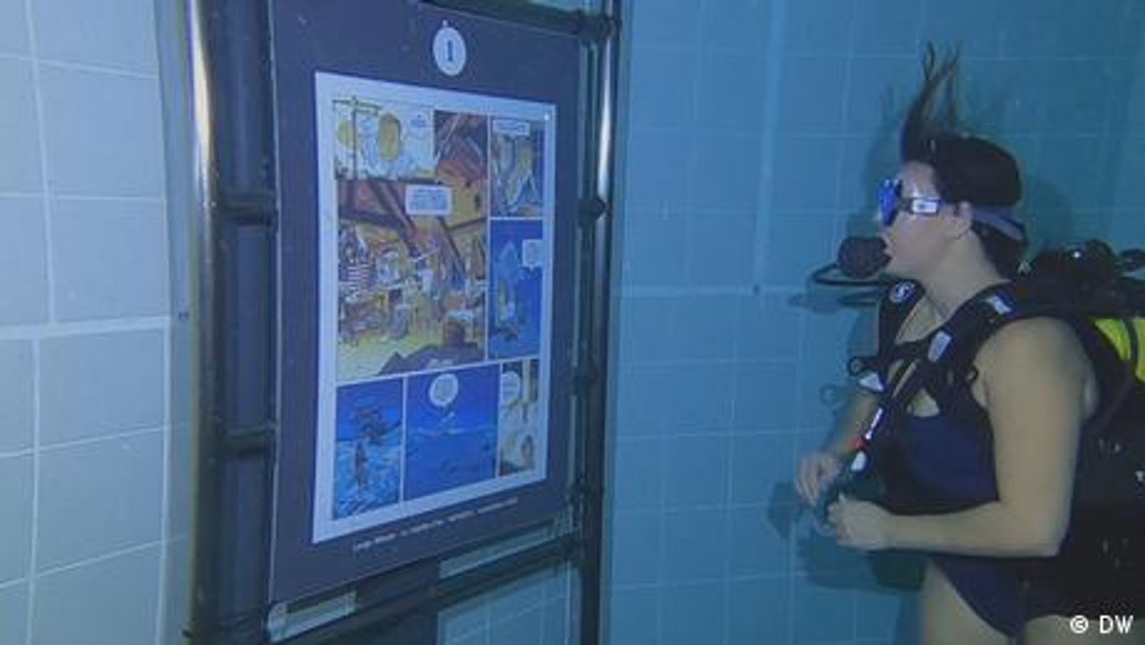 Comics in einem der tiefsten Schwimmmbecken der Welt