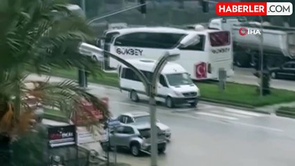 Yolcu otobüsü ile otomobilin çarpışma anı kamerada