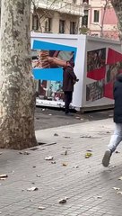 Una persona con adicción se inyecta a pleno día en el barrio de Sant Antoni de Barcelona