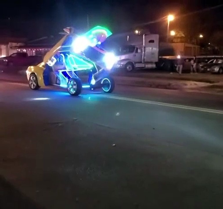 Sa voiture devient un Transformers