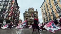 Baile de los abanderados en la plaza del Ayuntamiento de Pamplona