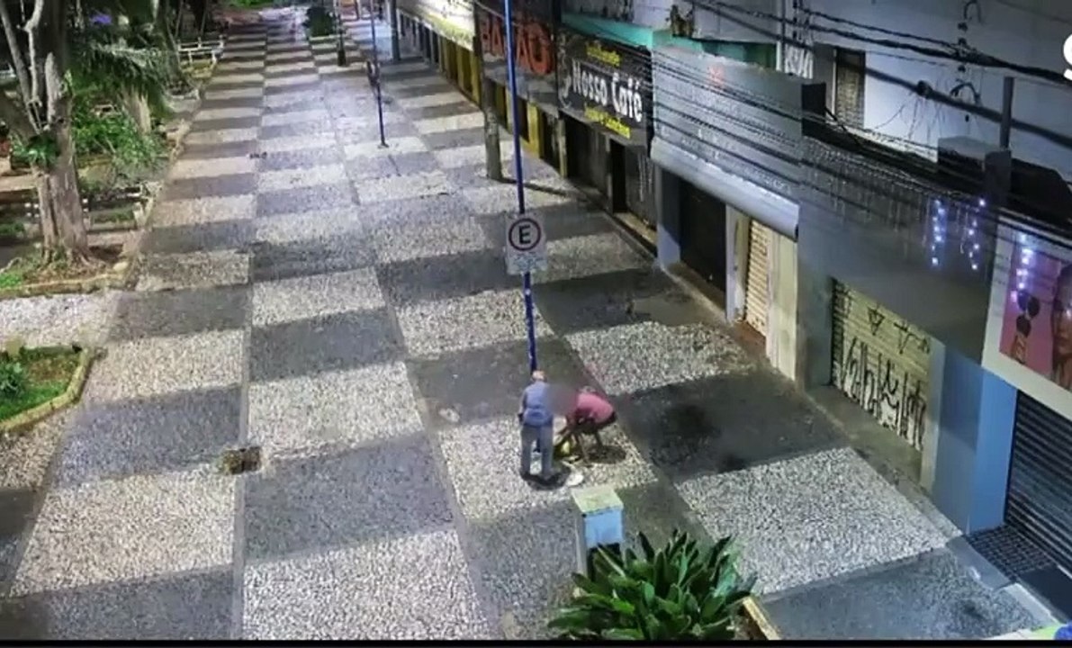 Homens se aproveitam de idoso passando mal para roubar pertences no meio da rua; assista