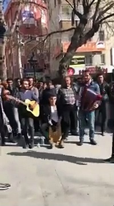 Azer bülbül performanslı Ahmet kaya şarkısı ( içimde ölen biri var )