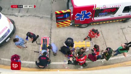 Un niño y adulto chocaron contra la pared de un desnivel tras que su moto resbalara con arenilla acumulada en la vía